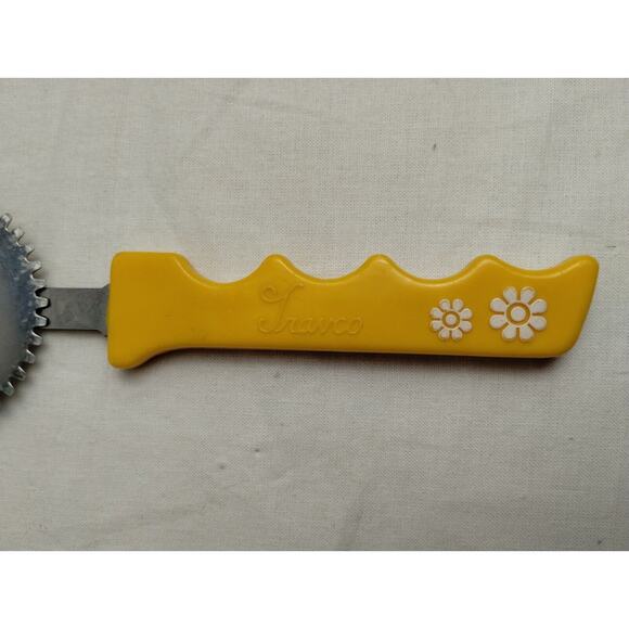 Vtg 60's Travco Hippie Daisy Flowers Yellow Kitchen Utensil Dough Pastry Cutter - Picture 3 of 5